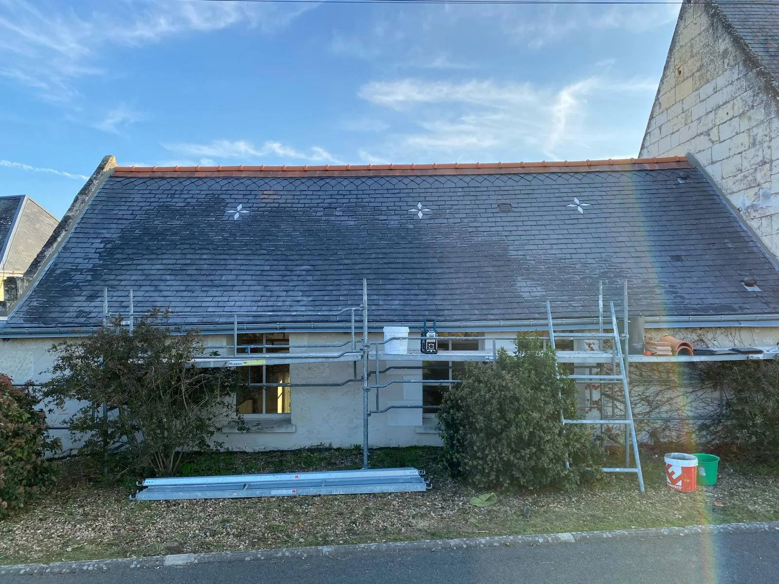 Versant en ardoise terminé avec motifs décoratifs