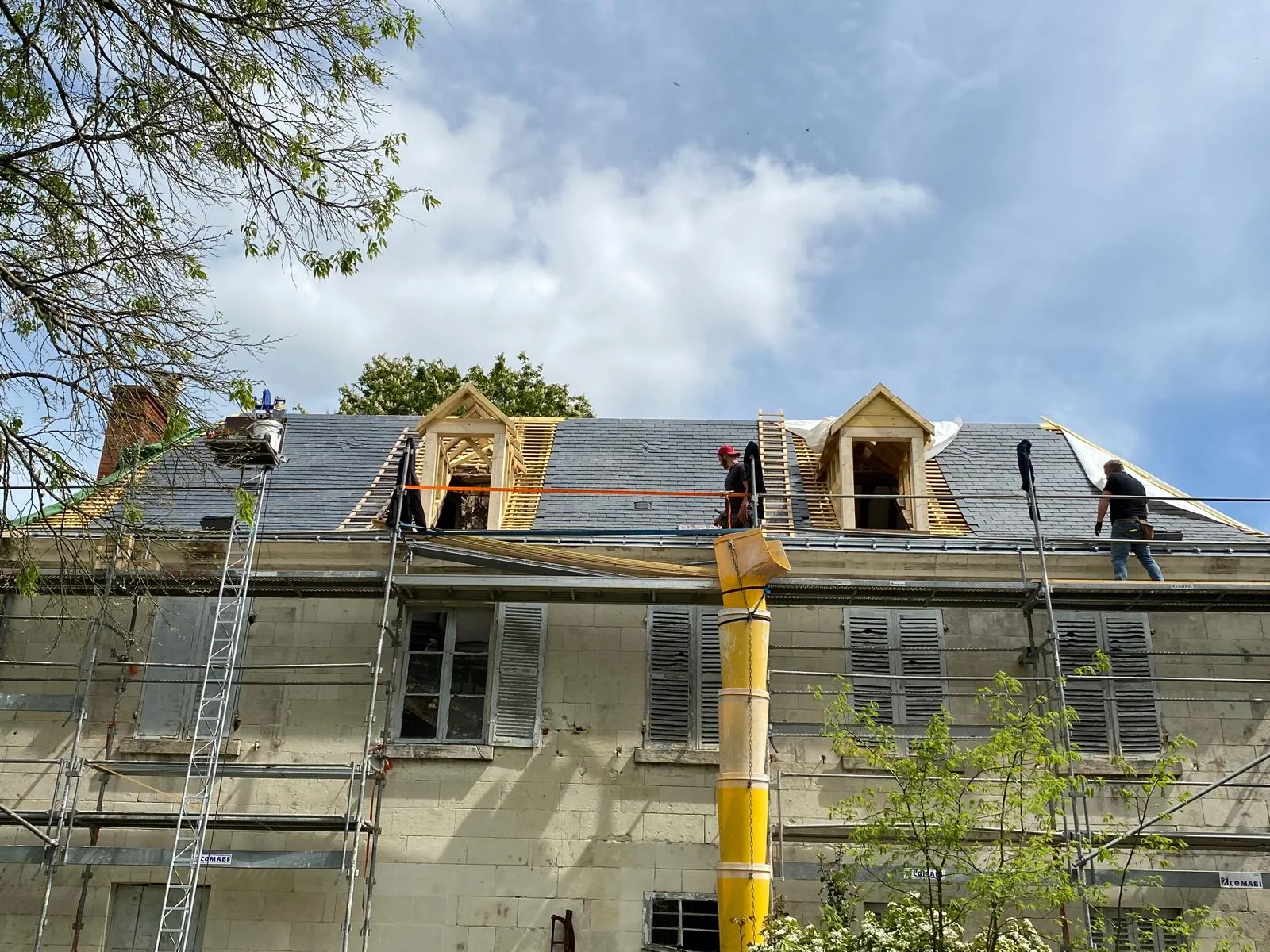 Deux lucarnes en construction pendant la pose d’ardoises