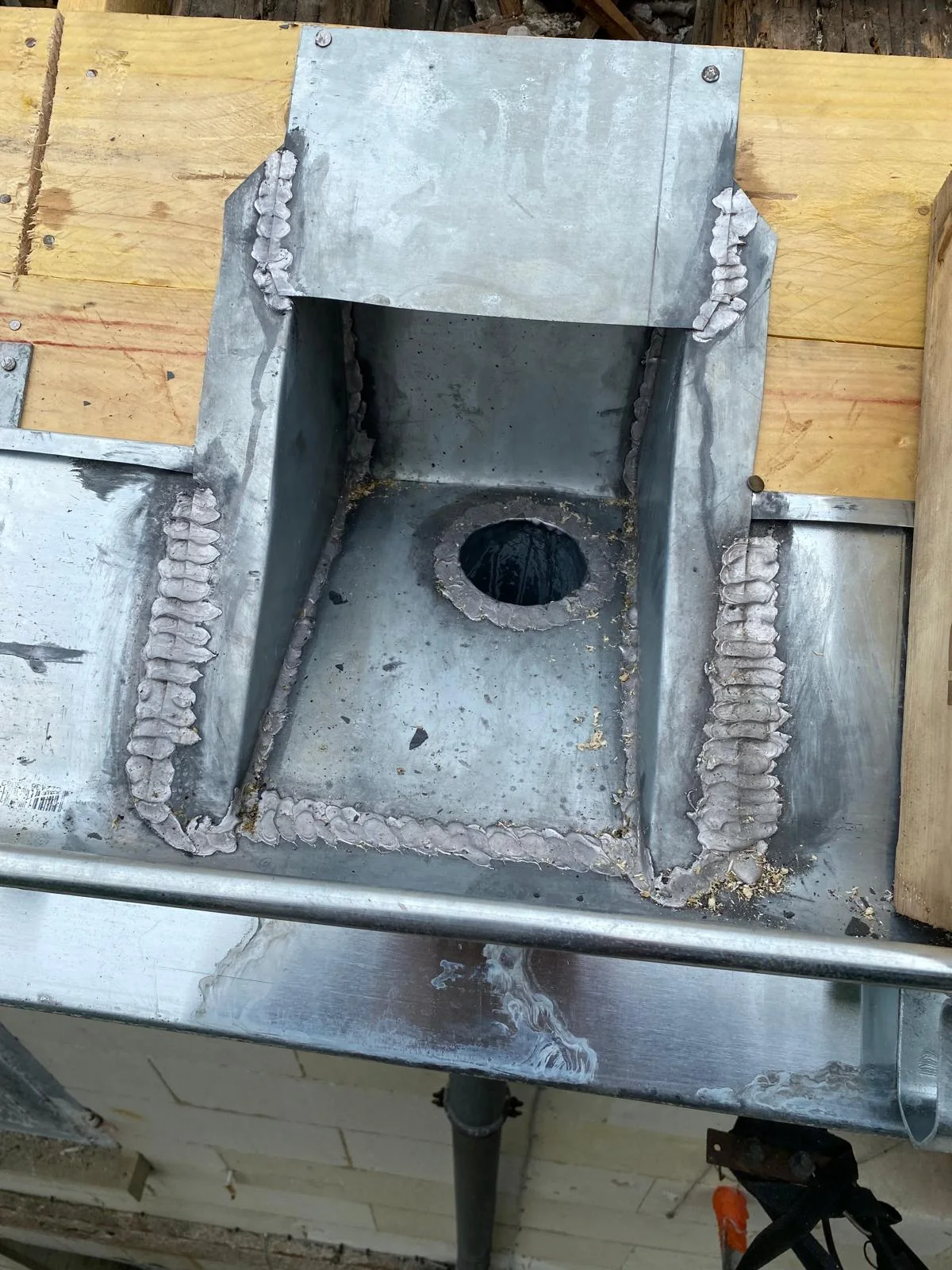 Ouvrage d’évacuation en zinc repris pendant le chantier