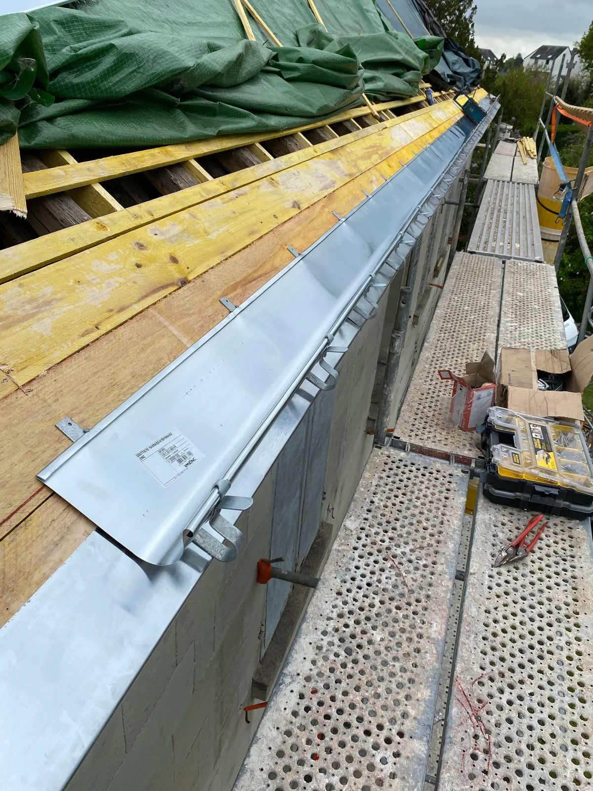Gouttière et bande d’égout en zinc pendant la réfection