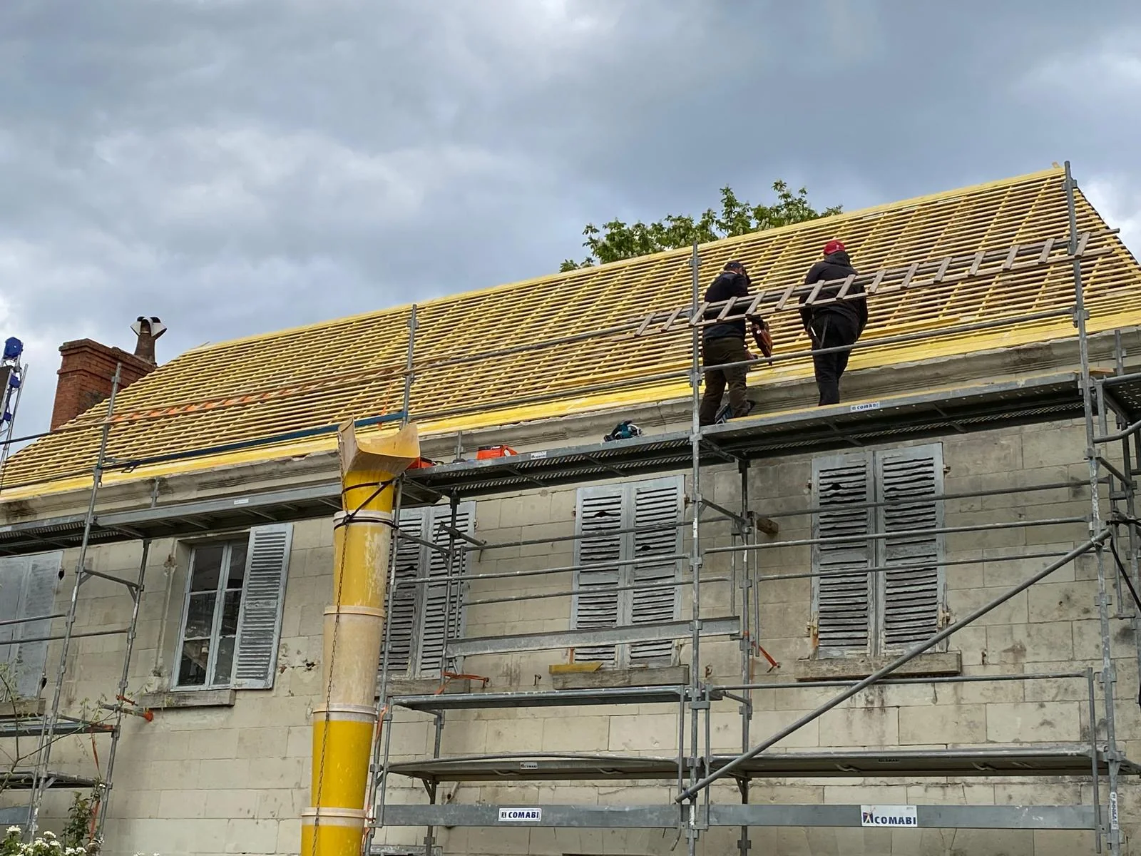 Liteaux neufs sur le grand versant de toiture