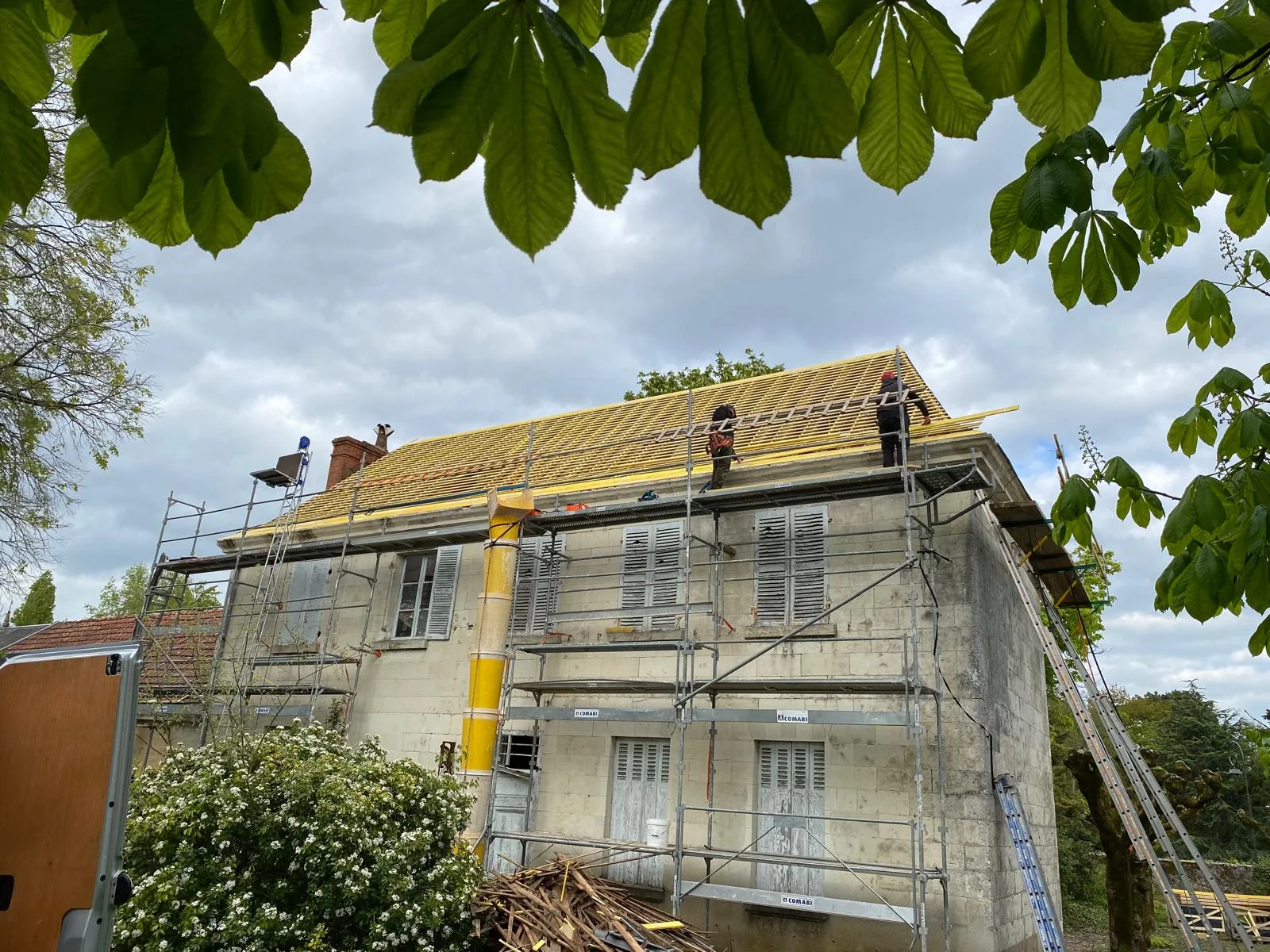 Vue générale de la toiture entièrement préparée sur liteaux