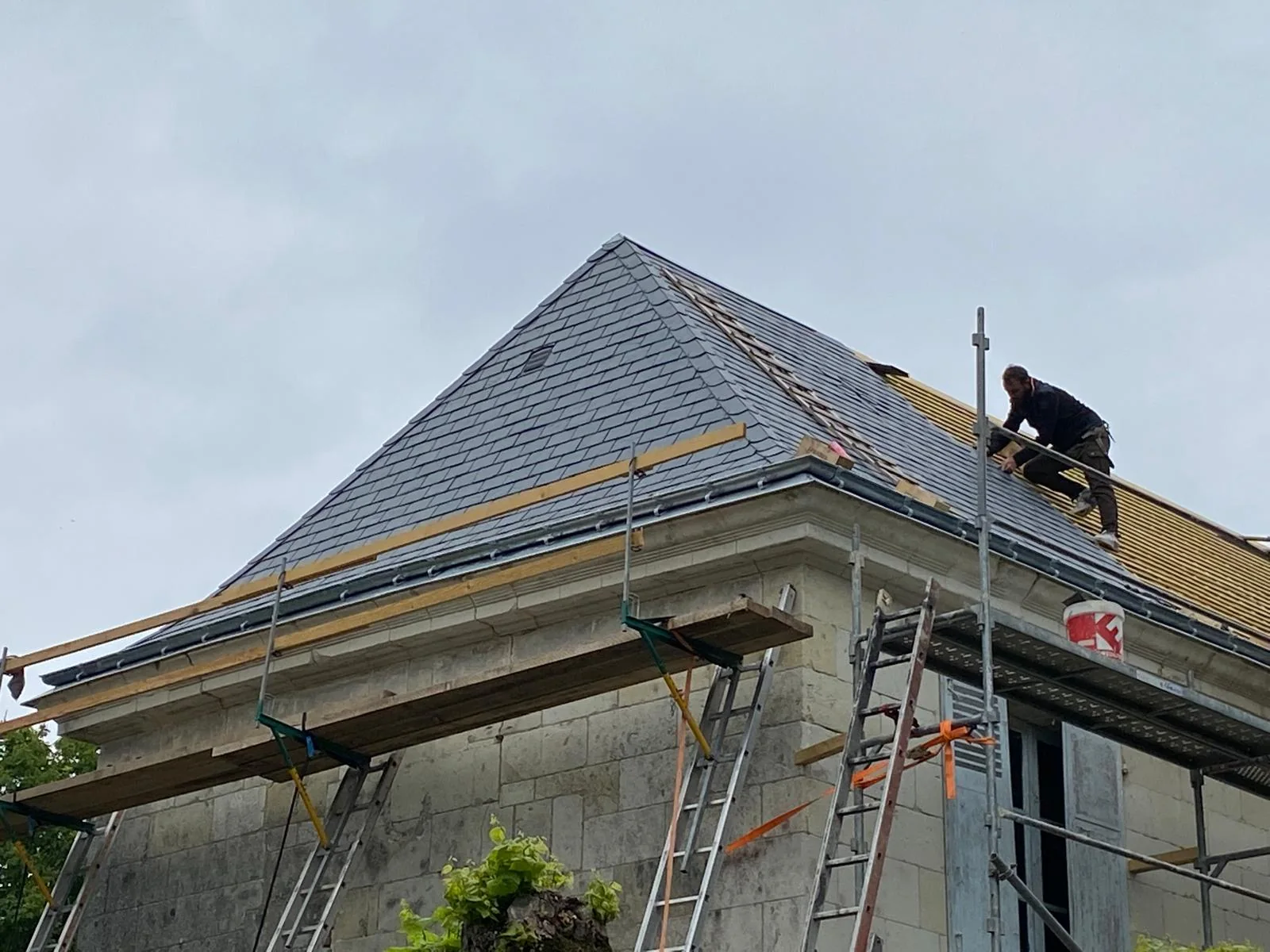 Pose d’ardoises sur une croupe de toiture