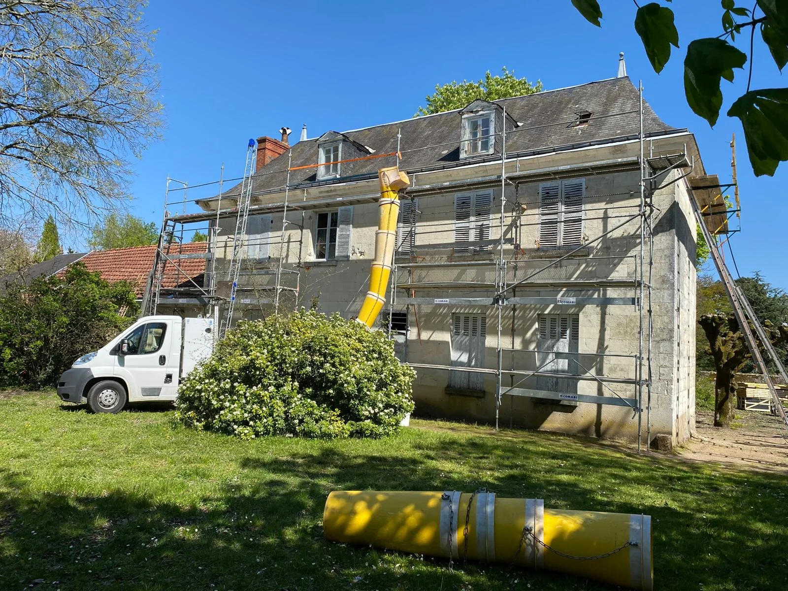 Toiture ancienne et échafaudage au début du chantier