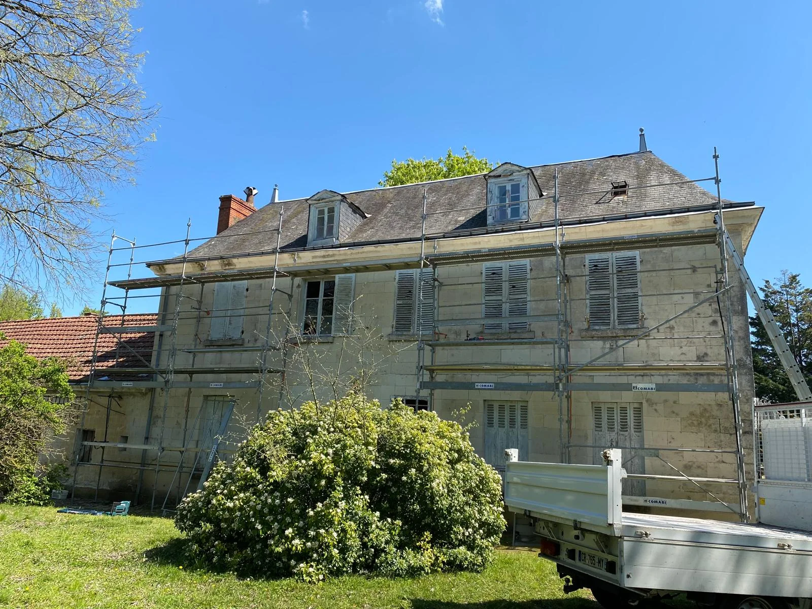 Vue générale de la toiture en ardoise avant rénovation