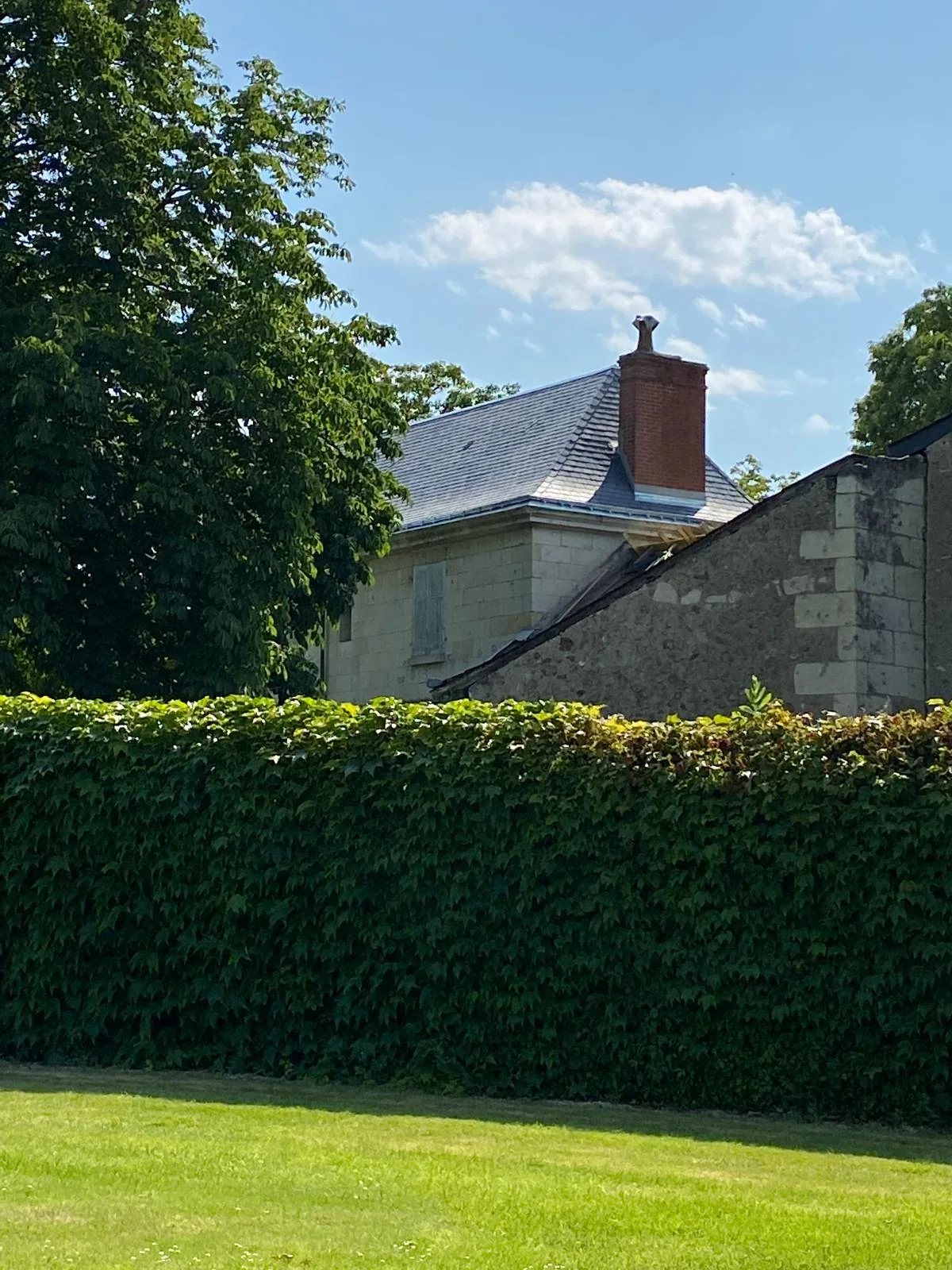 Toiture en ardoise terminée vue depuis le jardin