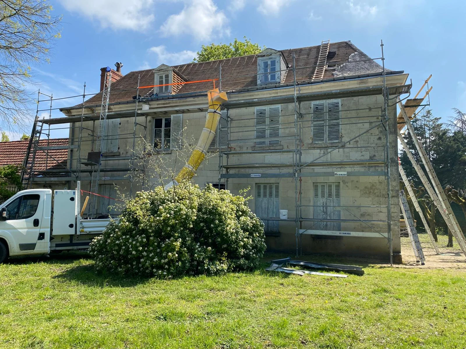 Vue de la bâtisse pendant les premières déposes de couverture