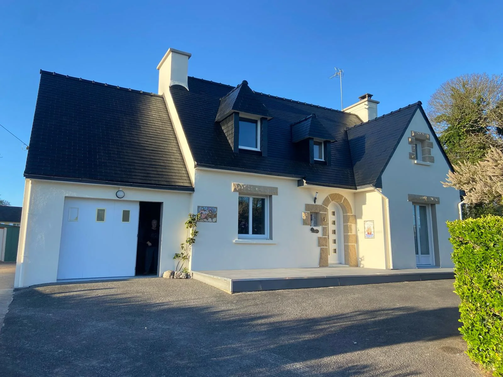 Grande maison avec couverture sombre après intervention