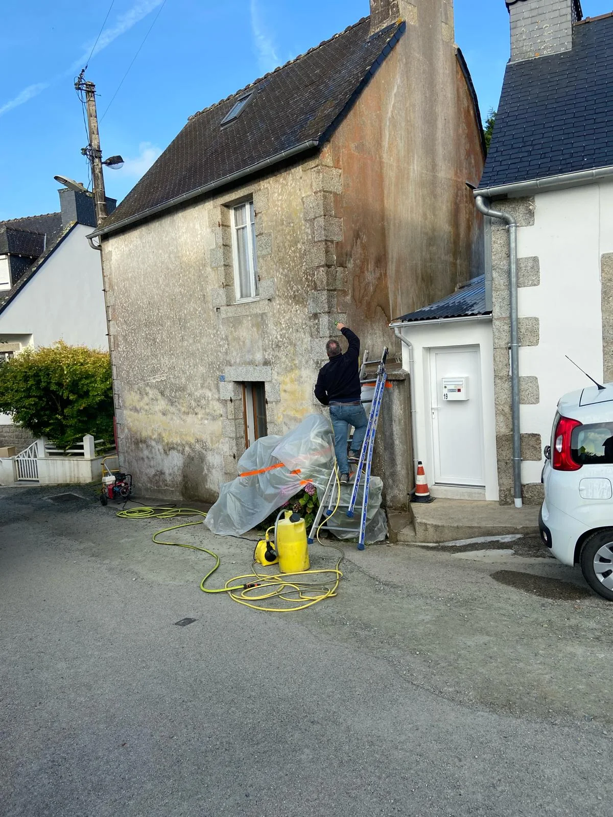 Façade tachée avant préparation