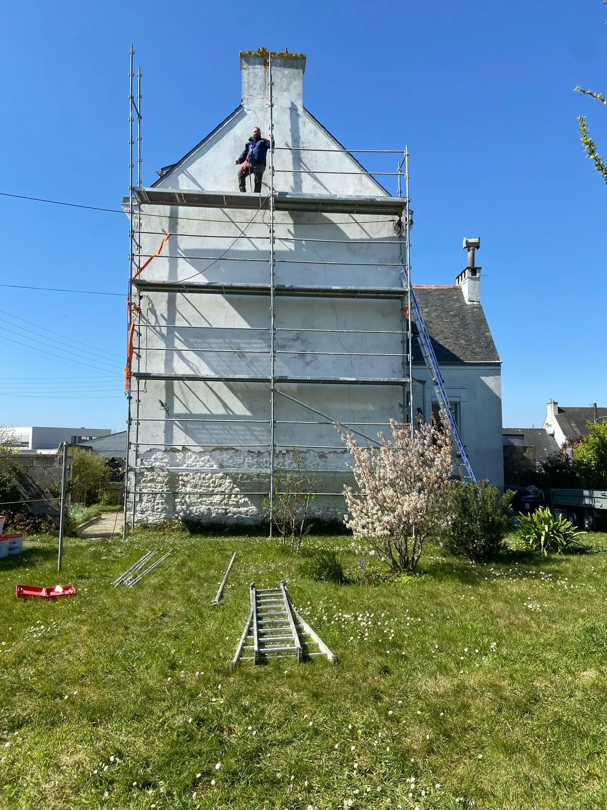 Pignon sous échafaudage pendant la préparation