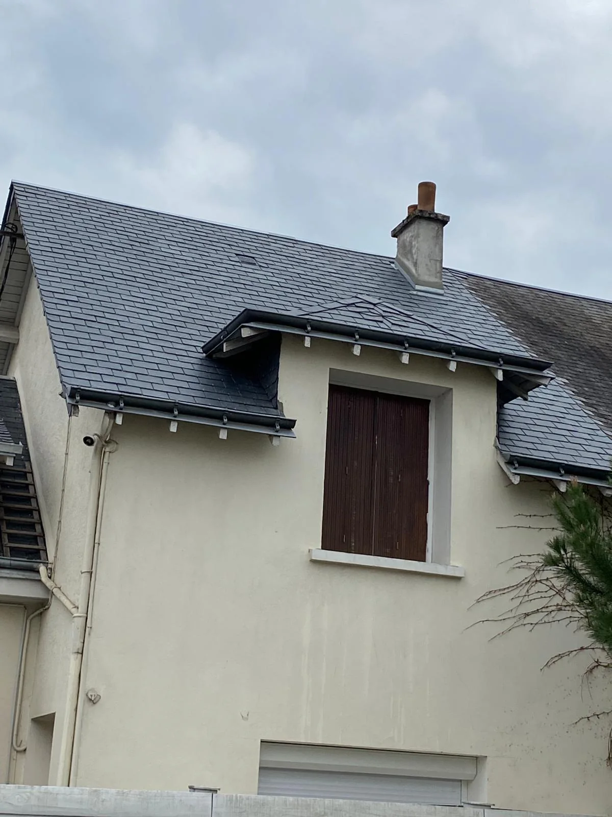 Détail d’une lucarne et de ses raccords sur couverture en ardoise