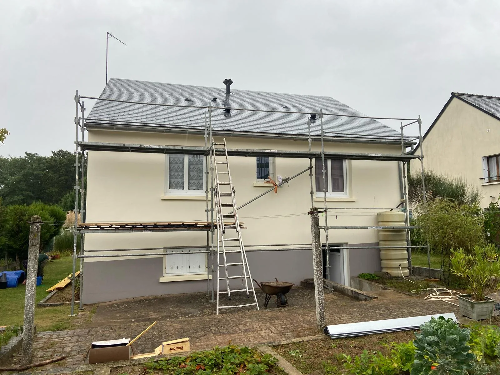 Toiture en ardoise terminée sur une maison claire